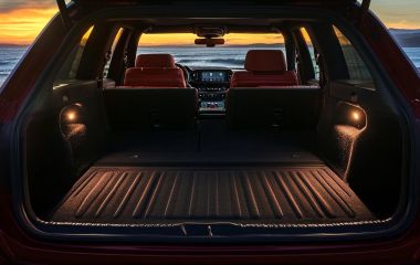 Объем багажника Jeep Grand Cherokee WK2: размеры и характеристики